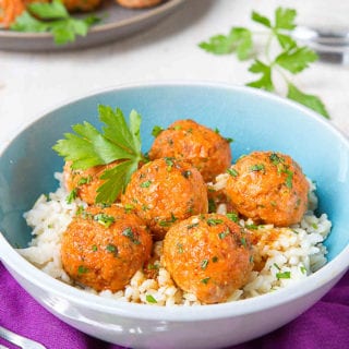 Serve these Soy Honey Salmon Meatballs over rice and stir-fried veggies for a heart healthy, delicious dinner! 113 calories and 1 Weight Watchers Freestyle SP #salmon #meatballs #cleaneating