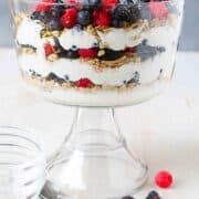 Feeding a crowd for brunch? Wow them with a healthy Berry Yogurt Parfait Trifle! It comes together in minutes and uses a spiced yogurt which is perfect for the holidays. 154 calories and 3 Weight Watchers Freestyle SP #yogurtparfait #trifle #brunchrecipes