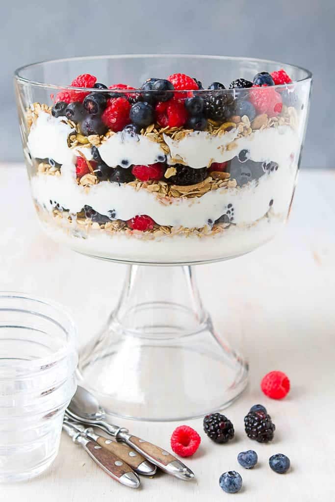 Feeding a crowd for brunch? Wow them with a healthy Berry Yogurt Parfait Trifle! It comes together in minutes and uses a spiced yogurt which is perfect for the holidays. 154 calories and 3 Weight Watchers Freestyle SP #yogurtparfait #trifle #brunchrecipes