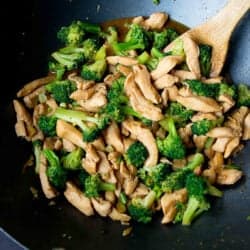 Chicken stir fry is one of the easiest meals you can throw together at the last minute! This chicken and broccoli version uses minimal oil and is packed with flavor and nutrients. 304 calories and 2 Weight Watchers Freestyle SP #stirfry #weightwatchers