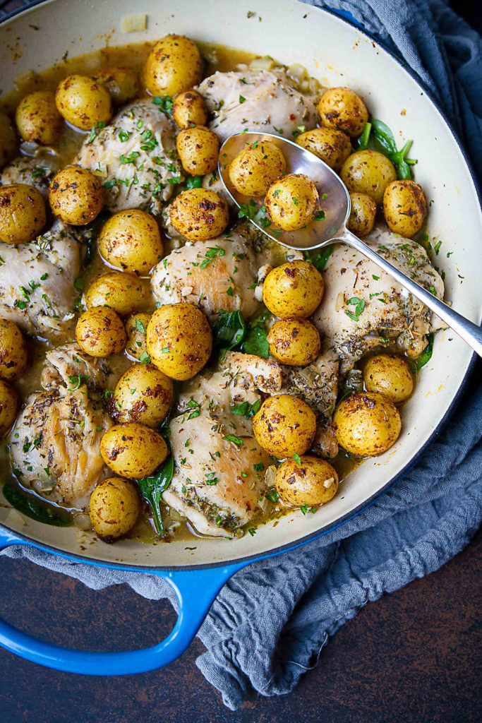 Put this easy one pot braised chicken and potatoes recipe on your menu this week! 369 calories and 7 Weight Watchers Freestyle SP #chicken #recipe