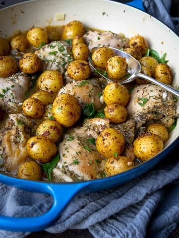 There is so much flavor in this convenient one-pot braised chicken and potato recipe that you won't believe how healthy it is! 369 calories and 7 Weight Watchers Freestyle SP #weightwatchers #onepotmeal