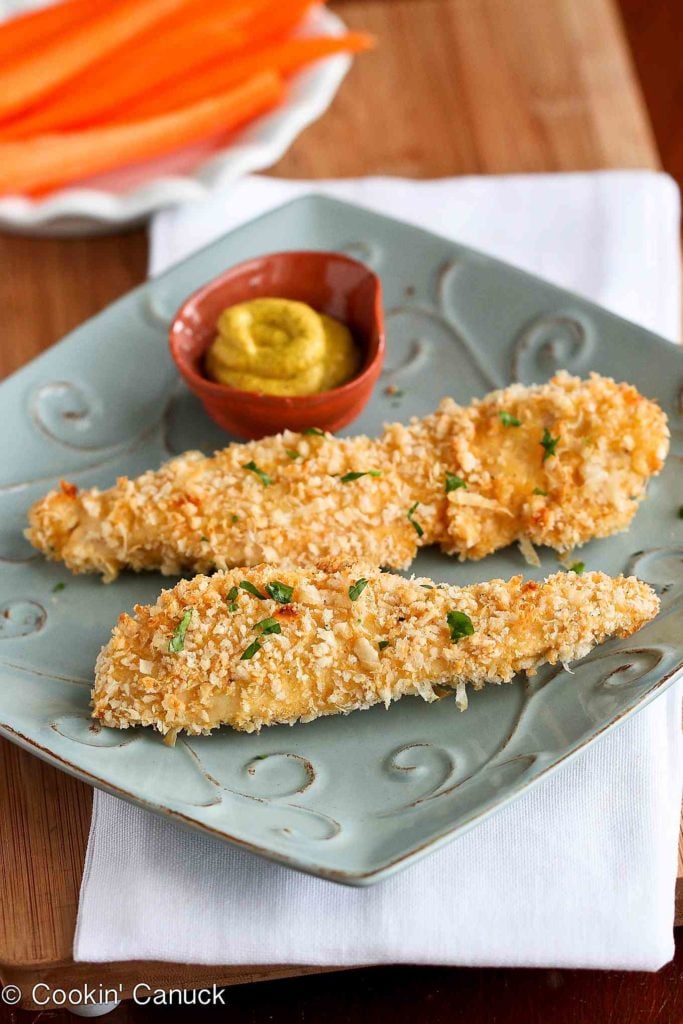 These crispy and healthy baked chicken tenders rwill be a hit with both kids and adults. 255 calories and 5 Weight Watchers Freestyle SP #chickenrecipes #dinner