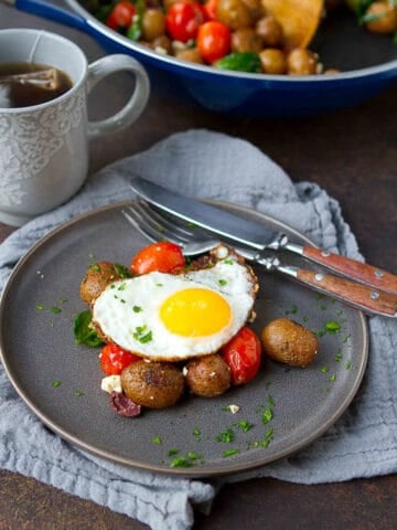 You can't beat potatoes and eggs for breakfast, and this Greek Potato Breakfast Skillet does not disappoint! A satisfying meal, packed with veggies and protein, in just 20 minutes. 228 calories and 5 Weight Watchers Freestyle SP #weightwatchers #breakfast