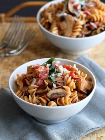 Mushrooms, bacon and spinach in a lighter whole wheat pasta recipe that's ready in 30 minutes. Does it get any better than that? 217 calories and 6 Weight Watchers Freestyle SP #pasta #bacon