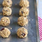 Keep these No-Bake Cherry Almond Granola Bites on hand for easy, healthy snacking. The kids will never know that they are low sugar! 124 calories and 4 Weight Watchers Freestyle SP #weightwatchers #lowsugar