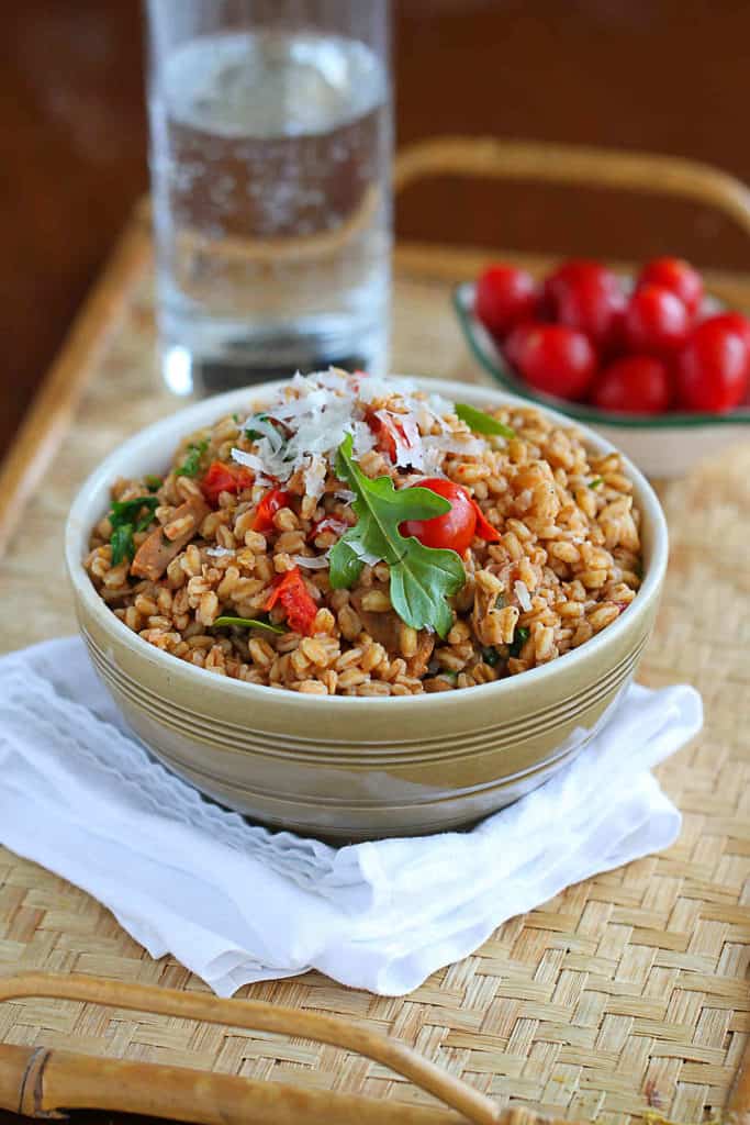 Whip up this quick farro recipe, loaded with chicken sausage, tomatoes and arugula, for a healthy and easy weeknight meal. 224 calories and 6 Weight Watchers Freestyle SP #farro #easyrecipes