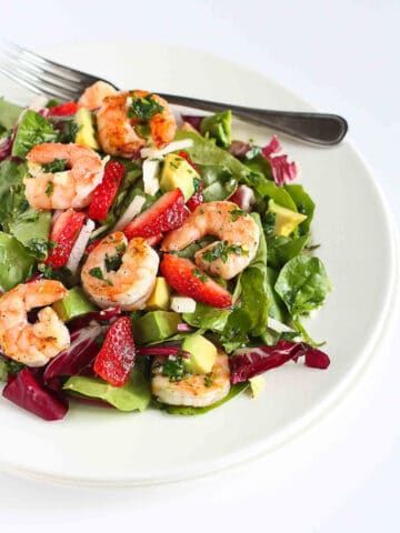 This healthy dinner salad will leave your family begging for more. Succulent shrimp, crunchy jicama, sweet strawberries and creamy avocado. What's not to love?! 330 calories and 6 Weight Watchers Freestyle SP #shrimp #weightwatchers #recipe