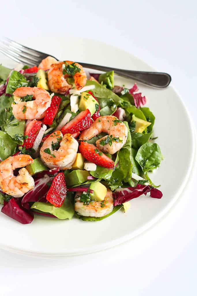 This healthy shrimp avocado dinner salad will leave your family begging for more. Succulent shrimp, crunchy jicama, sweet strawberries and creamy avocado. What's not to love?! 330 calories and 6 Weight Watchers Freestyle SP #shrimp #weightwatchers #recipe