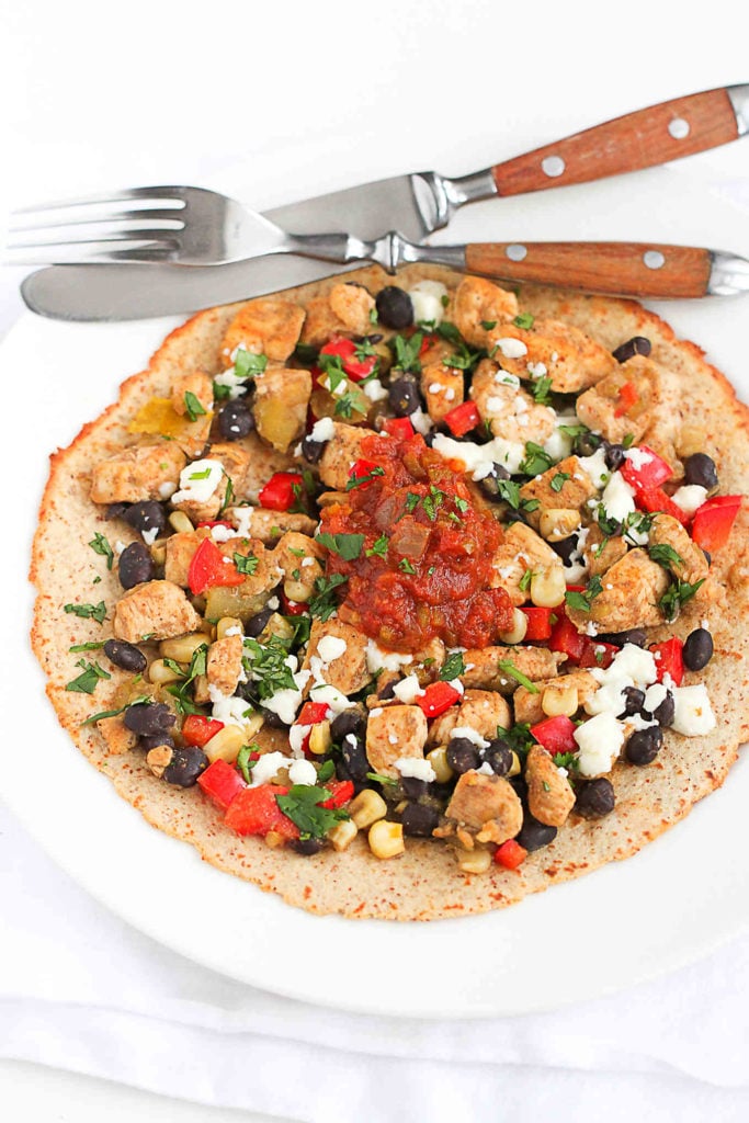 Skinny Chicken and Black Bean Tostadas are a healthy and easy way to spice up lunch! 266 calories and 4 Weight Watchers Freestyle SP #healthyrecipes #chicken