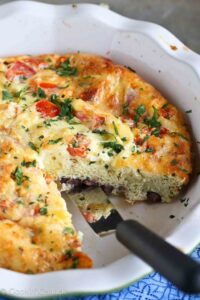 Whip up an easy vegetarian breakfast or dinner with this skinny southwestern crustless quiche recipe. It's as tasty as it is versatile! 142 calories and 2 Weight Watchers Freestyle SP #quiche #weightwatchers #vegetarian