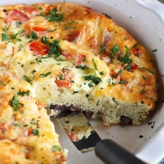 Whip up an easy vegetarian breakfast or dinner with this skinny southwestern crustless quiche recipe. It's as tasty as it is versatile! 142 calories and 2 Weight Watchers Freestyle SP #quiche #weightwatchers #vegetarian