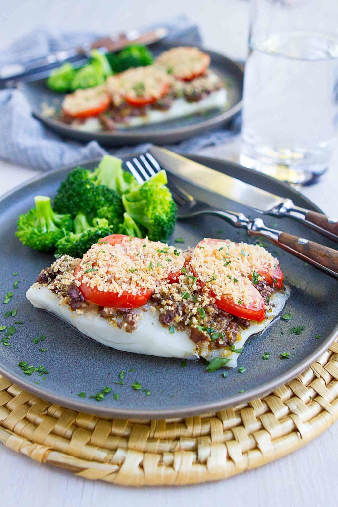Baked cod fillets are fantastic for quick, easy meals. Topped with olive tapenade, tomatoes and panko breacrumbs. 164 calories and 2 Weight Watchers SmartPoints #dinnerideas #codrecipes #healthy