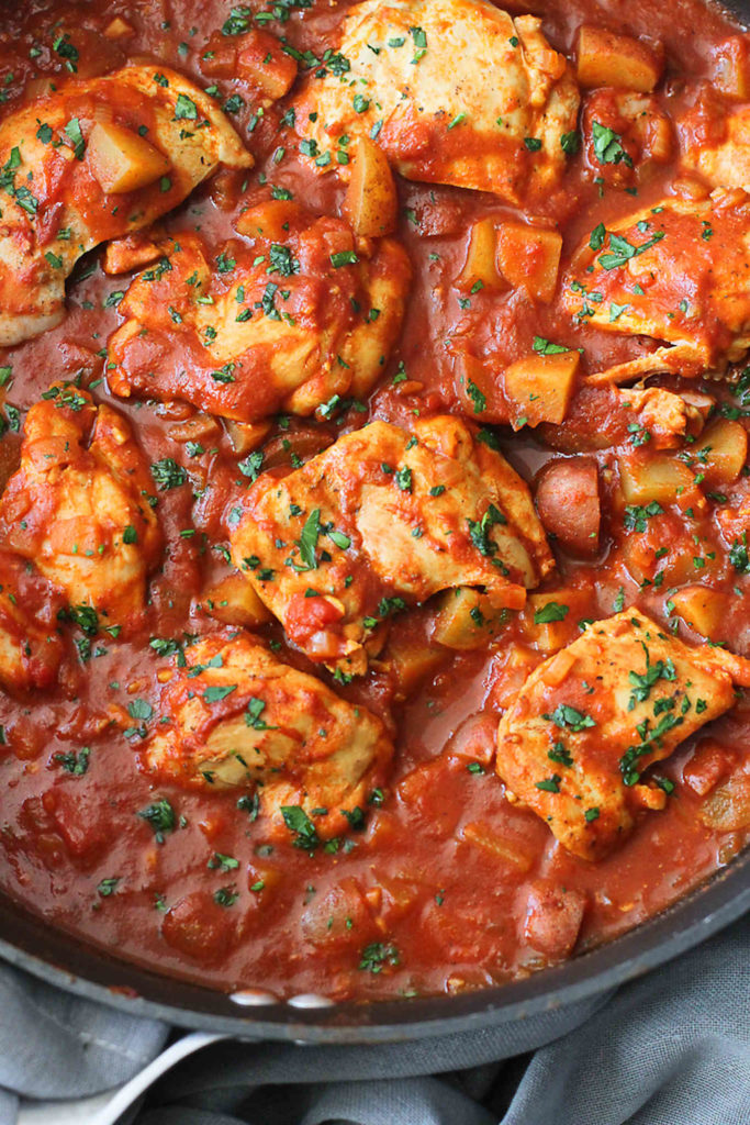 One pot chicken recipes are perfect for busy weeknights! 269 calories and 8 Weight Watchers Freestyle SP for a very hearty portion! #chickenrecipes #curry