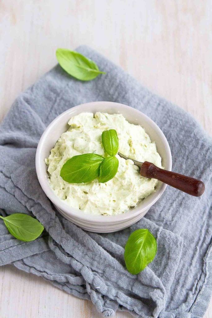 Pesto cream cheese is an easy way to elevate your sandwiches or bagels at breakfast or lunchtime! 51 calories and 2 Weight Watchers SP #cheese #pesto #lunch