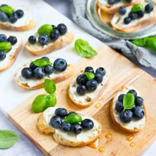 Sweet and savory bites that you can make in about 10 minutes! These blueberry and goat cheese crostini are fantastic for last-minute summertime entertaining. 45 calories and 1 Weight Watchers Freestyle SP #crostini #appetizer #weightwatchers