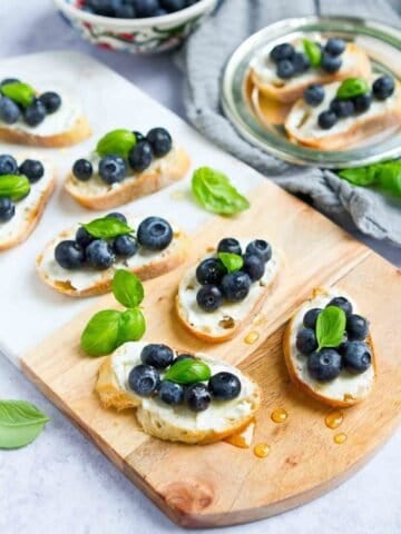 Sweet and savory bites that you can make in about 10 minutes! These blueberry and goat cheese crostini are fantastic for last-minute summertime entertaining. 45 calories and 1 Weight Watchers Freestyle SP #crostini #appetizer #weightwatchers