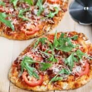 This BLT Naan Pizza with Bacon, Arugula & Tomato is an easy and healthy lunch or dinner idea. #pizza