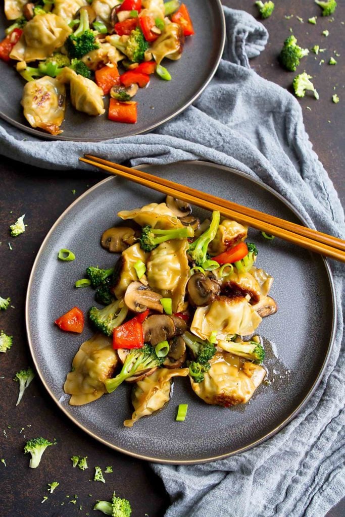 A family favorite! This healthy dinner recipe is packed with flavor. A super simple stir fry with wontons and vegetables. 213 calories and 5 Weight Watchers Freestyle SP #30minutemeal #healthydinner