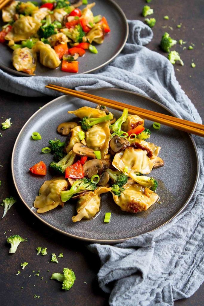 This easy dinner recipe combines store-bought wontons with vegetables and a homemade stir fry sauce. 213 calories and 5 Weight Watchers Freestyle SP #wontons #stirfryrecipes #healthyrecipes