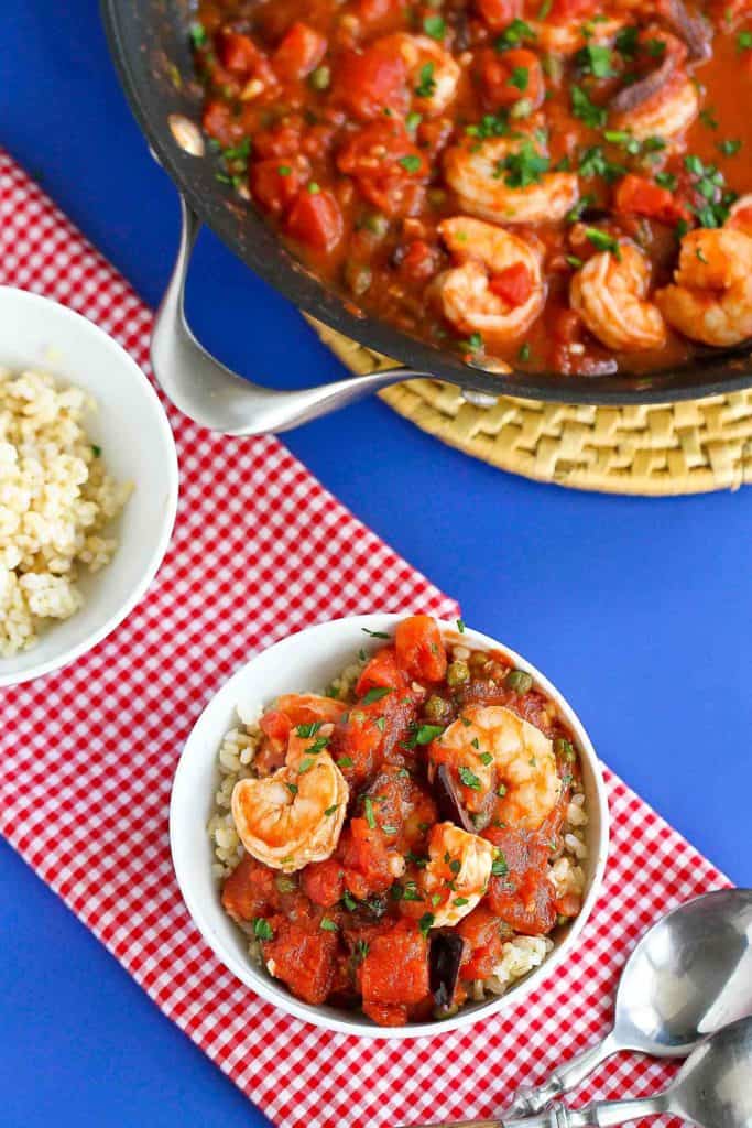 Easy rice bowl recipe! This classic Italian puttanesca sauce is simmered with shrimp and ladled over rice for an easy, healthy meal. 336 calories and 5 Weight Watchers SP #ricebowl #shrimp #weightwatchers