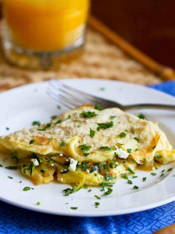 This veggie omelette packs in a ton of flavor and is ready in less than 20 minutes. It's perfect for brunch or a quick, healthy dinner! 163 calories and 1 Weight Watchers Freestyle SP #vegetarian #eggs #omelet