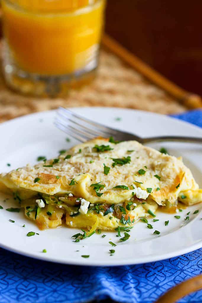 This veggie omelette packs in a ton of flavor and is ready in less than 20 minutes. It's perfect for brunch or a quick, healthy dinner! 163 calories and 1 Weight Watchers Freestyle SP #vegetarian #eggs #omelet