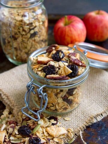 All of the flavors of fall are infused into this Apple Pie Homemade Granola recipe. Mix with yogurt, serve with milk or snack on a handful - versatile, healthy and delicious! 121 calories and 5 Weight Watchers Freestyle SP #granola #homemadegranola #healthybreakfast