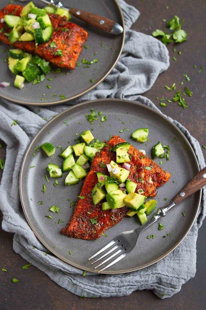 Blackened salmon combines flavor and nutrition all in one simple meal! 340 calories and 3 Weight Watchers SP #airfryer #skinnytaste #salmon
