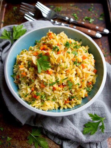 Brown rice pilaf with orzo is the side dish that goes with everything! Serve this easy whole grain side with everything from roast chicken to curry. 132 calories and 3 Weight Watchers SP #ricepilaf #sidedish #weightwatchers