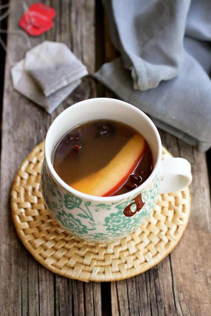 This crockpot Chai Hot Apple Cider puts a little spin on the classic fall beverage. Five minutes of prep time and your kitchen will smell like autumn! 110 calories and 4 Weight Watchers Freestyle SP #applecider #crockpot #slowcooker