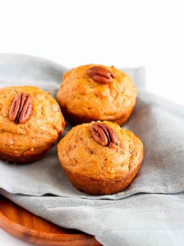 Turn to this whole wheat carrot muffin recipe when you need a healthy snack in less than 30 minutes. They're perfect for quick breakfasts, too! Only 178 calories and 6 Weight Watchers Freestyle SP. #muffinrecipe #carrot #wholegrain #weightwatchers