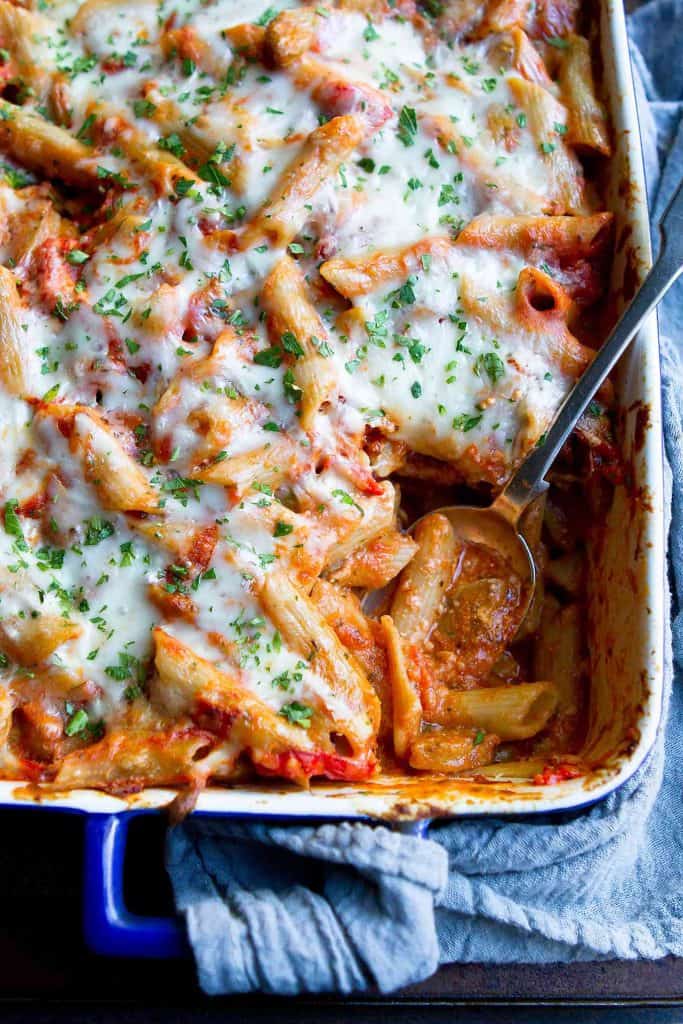 Baked ziti with sausage and peppers is fantastic for feeding a crowd! Make ahead options are included, which makes entertaining or weeknight cooking even easier. 332 calories and 7 Weight Watchers SP | Without Ricotta | Easy | With Italian Sausage | Recipe | For a Crowd #bakedziti #healthypastarecipes #foracrowd #weightwatchers