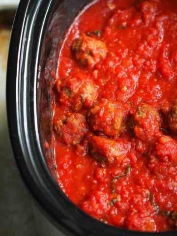 Slow Cooker Spaghetti and Meatballs is always a family favorite. The lean meatballs are served in a delicious, easy homemade tomato sauce. | Crockpot Recipes | Crock Pot | Easy | Sauces | Baked | Italian | Easy #slowcooker #healthyrecipes