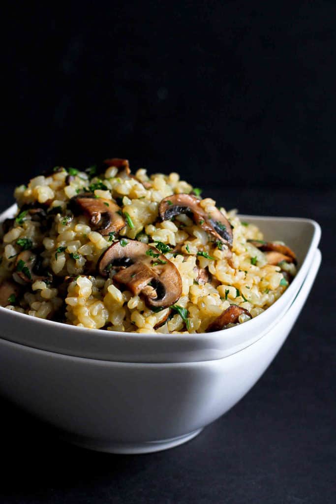 Sometimes side dishes are the best part of the meal, and this Toasted Brown Rice with Mushrooms & Thyme recipe definitely falls into that category! 56 calories and 3 Weight Watchers SP | Vegan | Vegetarian | Healthy | Easy | Dinner | Mushroom #veganrecipes #brownricerecipes 
