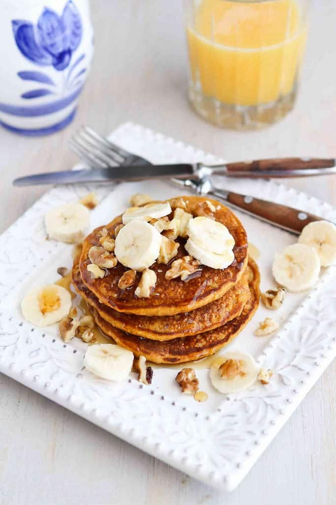 Sunday brunch or a holiday breakfast, these Whole Wheat Gingerbread Pumpkin Pancakes are perfectly spiced and positively addictive! 136 calories and 4 Weight Watchers SmartPoints | Healthy | Easy | From Scratch | Best | Fluffy | Oatmeal | Kids #pumpkinpancakes #healthybrunchrecipes #christmasbreakfast #thanksgivingbreakfast #weightwatchers