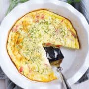 Sunday brunch, holiday breakfast or Mother's Day - this crustless smoked salmon quiche recipe covers all the bases. Creamy and savory, thanks to goat cheese and a secret ingredient. 119 calories and 1 Weight Watchers SP | Recipes | Easy | Healthy | Low Carb | No Crust #crustlessquiche #brunchrecipes #smartpoints #weightwatchers