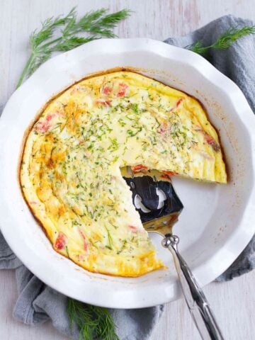 Sunday brunch, holiday breakfast or Mother's Day - this crustless smoked salmon quiche recipe covers all the bases. Creamy and savory, thanks to goat cheese and a secret ingredient. 119 calories and 1 Weight Watchers SP | Recipes | Easy | Healthy | Low Carb | No Crust #crustlessquiche #brunchrecipes #smartpoints #weightwatchers