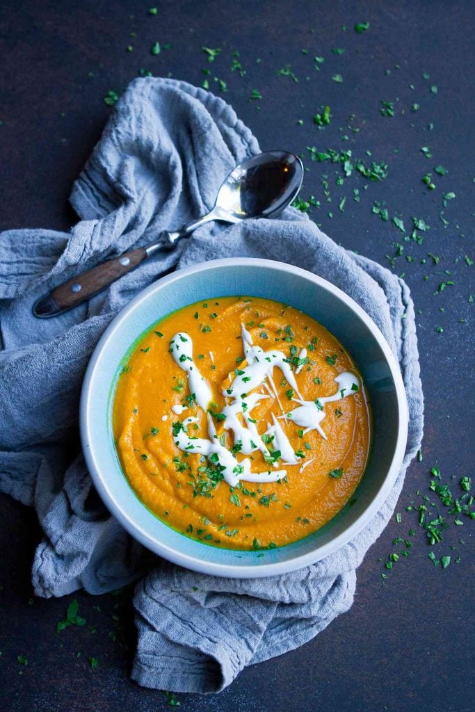 Cream of carrot soup with cream. This vegan soup is perfectly spiced and easy to make. 166 calories and 1 Weight Watchers SP | Vegetarian | Dairy Free #creamofcarrotsoup #vegansouprecipes #vegetarianrecipes #weightwatchersrecipes 