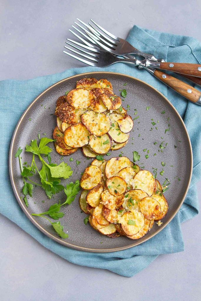 Fire up the air fryer for this pretty side dish. Cheesy, delicious potato roses will wow your guests. 114 calories and 4 Weight Watchers SP | Vegetarian | How to Make | Recipes | Healthy | Potatoes #airfryer #potatoroses #smartpoints #weightwatchers #airfryerrecipes #holidays