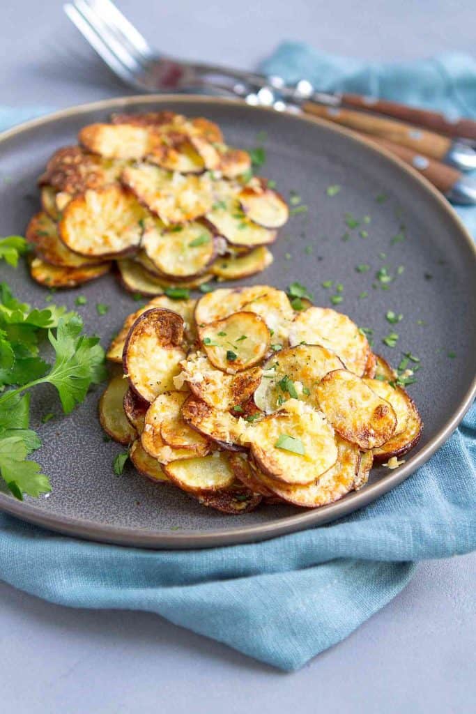Take your dinner parties to the next level with these Air Fryer Potato Roses. Cheesy, herb-scented and absolutely delicious! 114 calories and 4 Weight Watchers SP | Vegetarian | How to Make | Recipes | Healthy | Potatoes #airfryer #potatoroses #smartpoints #weightwatchers #airfryerrecipes #holidays
