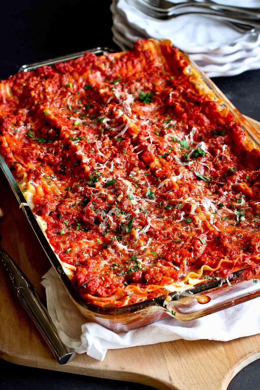 This ground turkey lasagna recipe is great for feeding a crowd! Pair it with a salad for a meal that everyone will love. 326 calories and 6 Weight Watchers SP | Recipes | Lasagne | Healthy | For A Crowd | No Ricotta | Easy | Best #turkeylasagna #lasagnarecipes #foracrowd #smartpoints #pastarecipes #entertaining