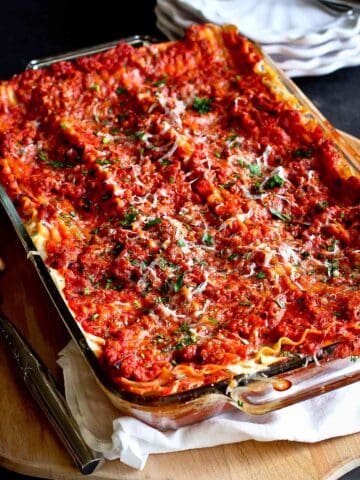 This ground turkey lasagna recipe is great for feeding a crowd! Pair it with a salad for a meal that everyone will love. 326 calories and 6 Weight Watchers SP | Recipes | Lasagne | Healthy | For A Crowd | No Ricotta | Easy | Best #turkeylasagna #lasagnarecipes #foracrowd #smartpoints #pastarecipes #entertaining