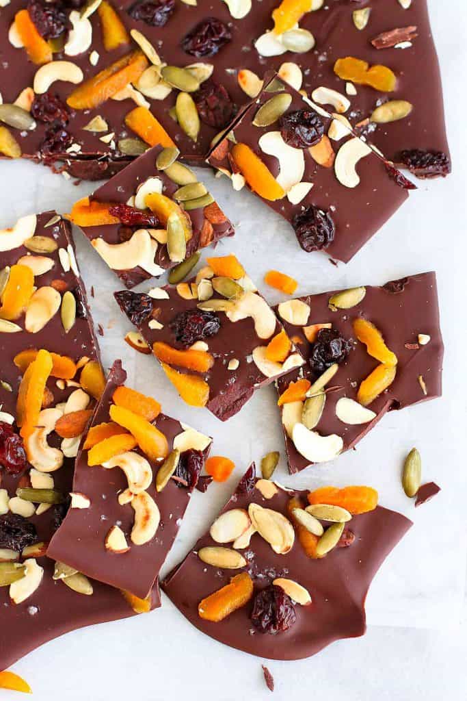 Whip up this pretty and delicious trail mix chocolate bark in no time! It’s packed with great flavors and is perfect for dessert or gift-giving. 93 calories and 4 Weight Watchers SP | Desserts | Food Gifts | Homemade | Christmas | Holidays | Neighbor | Recipes | Dark | How To Make | Easy #chocolatebark #trailmix #christmasrecipes #neighborgifts #foodgifts