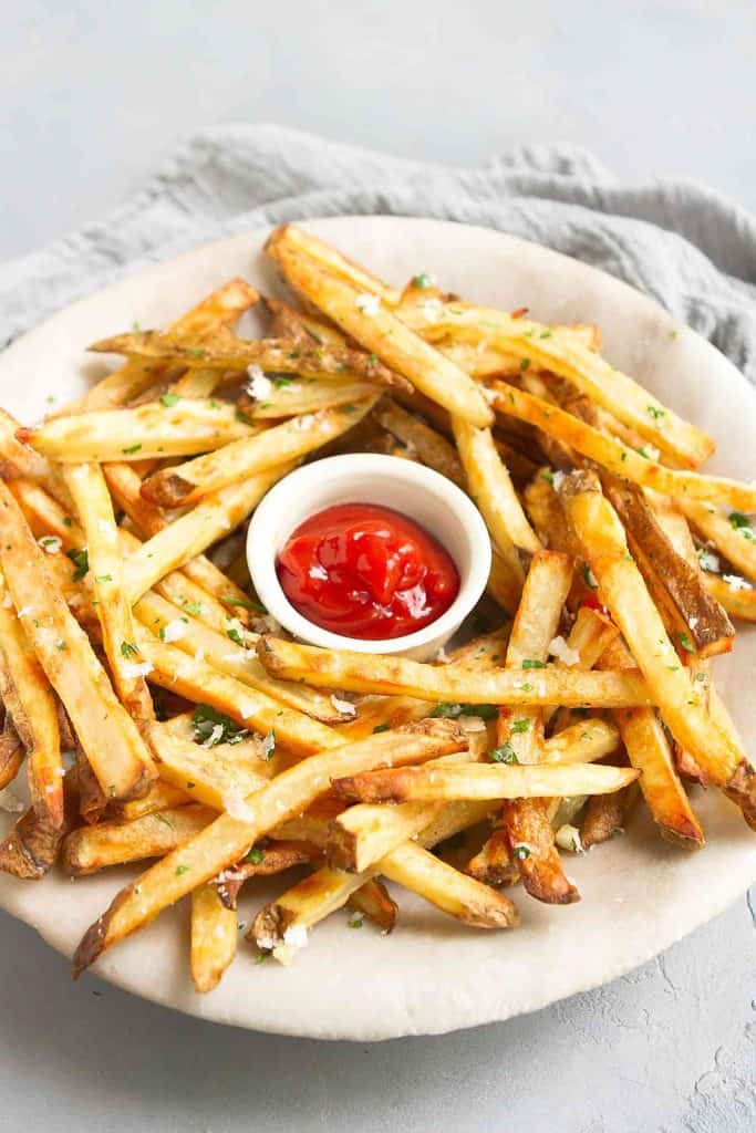 You will not be able to stop at just one...or 5...of these garlic Parmesan fries. Good thing they're baked! Perfect for game day snacking or serving up with burgers. 151 calories and 5 Weight Watchers SP | Oven | Homemade | Healthy | Easy | Seasoned | Best | Home Made | Super Bowl Recipes | With Cheese #bakedfrenchfries #ovenbakedfries #healthyfries #vegetarian #superbowlrecipes #wwrecipes #weightwatchers