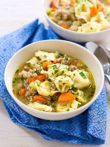 My family LOVES this Pesto Turkey Tortellini Soup recipe! And really, you can never have enough 30 minute recipes in your arsenal. 230 calories and 4 Weight Watchers SP | Ground Turkey | Stovetop | Easy | Healthy | 30 Minute Meal | Recipes | Broth #tortellinisoup #30minutemeals #easydinnerrecipes #souprecipes #healthysoups #weightwatchers #smartpoints