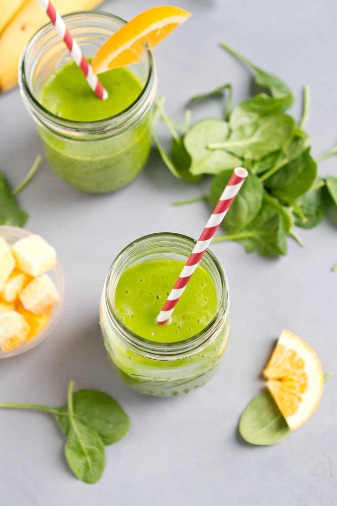 This spinach smoothie with pineapple, orange and mango is a great way to start the day! Plus, green smoothies are great for curbing the afternoon munchies. 150 calories and 7 Weight Watchers SP | Healthy | Recipes | Benefits | Detox | Vegan | Without Yogurt | No Milk | Dairy Free | Plant Based | Mango | Orange | Banana #plantbased #vegansmoothies #dairyfreesmoothies #dairyfree #greensmoothie #pineapplesmoothie #weightwatchers