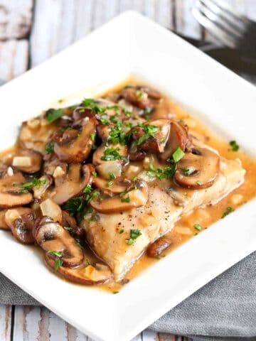 Tender white fish fillets are baked and smothered in a Marsala wine mushroom sauce for a healthy, delicious baked halibut recipe. 315 calories and 4 Weight Watchers SP | Oven | Healthy | Easy | Recipes | Italian #bakedfish #bakedhalibut #halibutrecipes #wwrecipes #smartpoints
