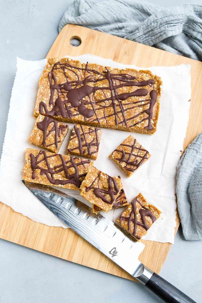 These chewy oat bars are naturally sweetened with Medjool dates and drizzled with dark chocolate. Great for dessert or a post-workout snack. 161 calories and 7 Weight Watchers SP | No Bake | Healthy | Plant Based | Date | Vegan | Recipes | Kamut | Chewy #oatmealbars #datebars #medjooldates #vegansnacks #plantbased