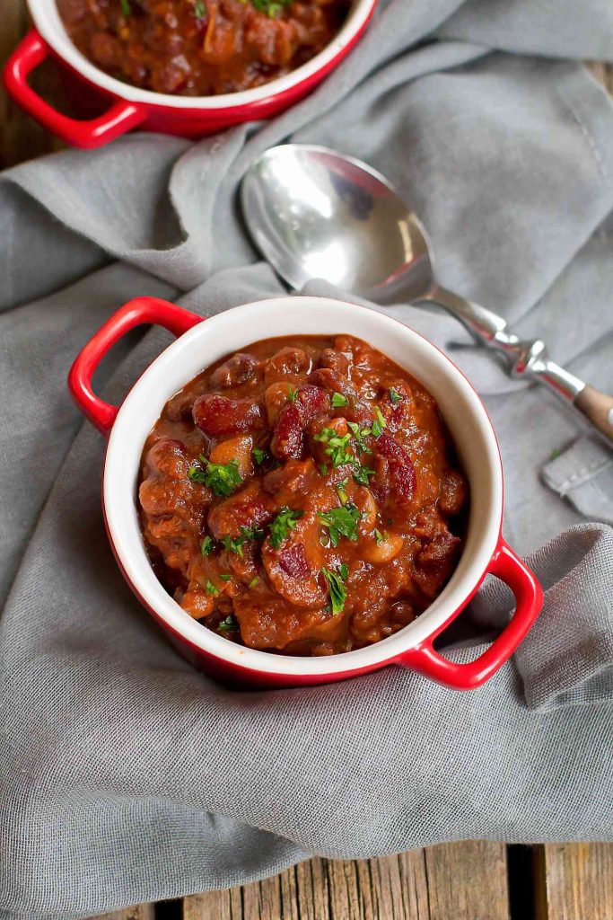 Stovetop, Instant Pot or crockpot, this easy vegetarian chili recipe is great to have on hand for chili nights. Freezer friendly, too! 254 calories and 1 Weight Watchers SP | Pressure Cooker | Slow Cooker | Bean | Beans | Without Meat | Instapot | Veggie Chili | Plant Based | Vegan | Chipotle #instantpot #veganchili #vegetarianchili #slowcooker #plantbased #weightwatchers #chilirecipes #smartpoints